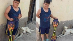 Junge verkauft Skateboard, um Straßenhund zu pflegen