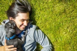 Hund fühlt sich glücklich mit Herrchen