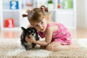 schöne Realität: Kind und Hund
