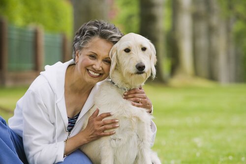 ältere Menschen mit Hund