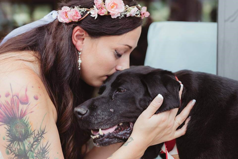 Es wird erlaubt Besitzer und Haustiere zusammen zu bestatten - Frau mit Hund