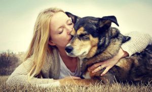 Frau will Hund glücklich machen