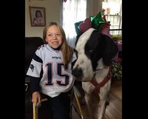 Das zwölfjährige Mädchen, das dank ihres Hundes gehen kann