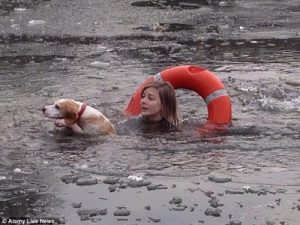 Junge Frau rettet Hund aus eisigem Teich