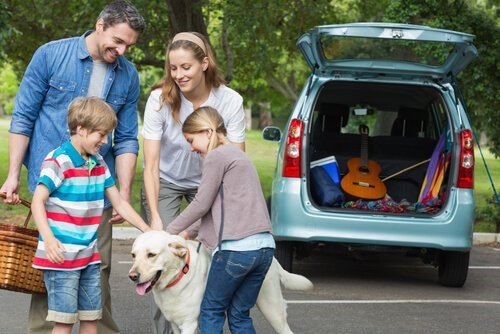 Tipps für Hundehalter wenn sie in den Urlaub fahren - Familie mit Hund