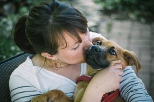 Schutzhunde für Frauen müssen zu der Besitzerin passen.