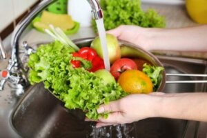 Um eine Infektion mit Escherichia Coli zu vermeiden, sollten Obst und Gemüse gut gewaschen werden