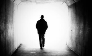 Tod verstehen - Mann läuft ins Licht