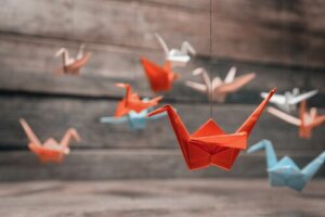 Was symbolisieren Origami-Kraniche?