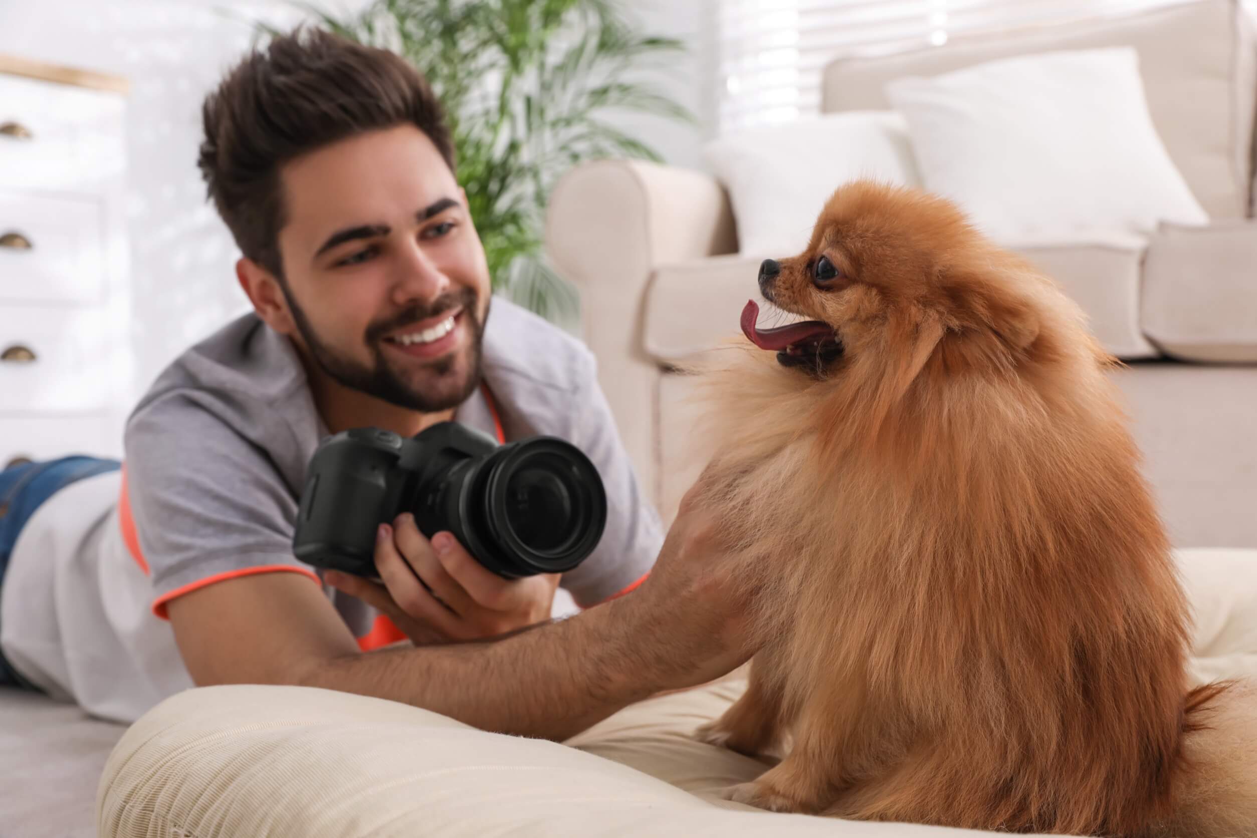 mann fotografiert hund